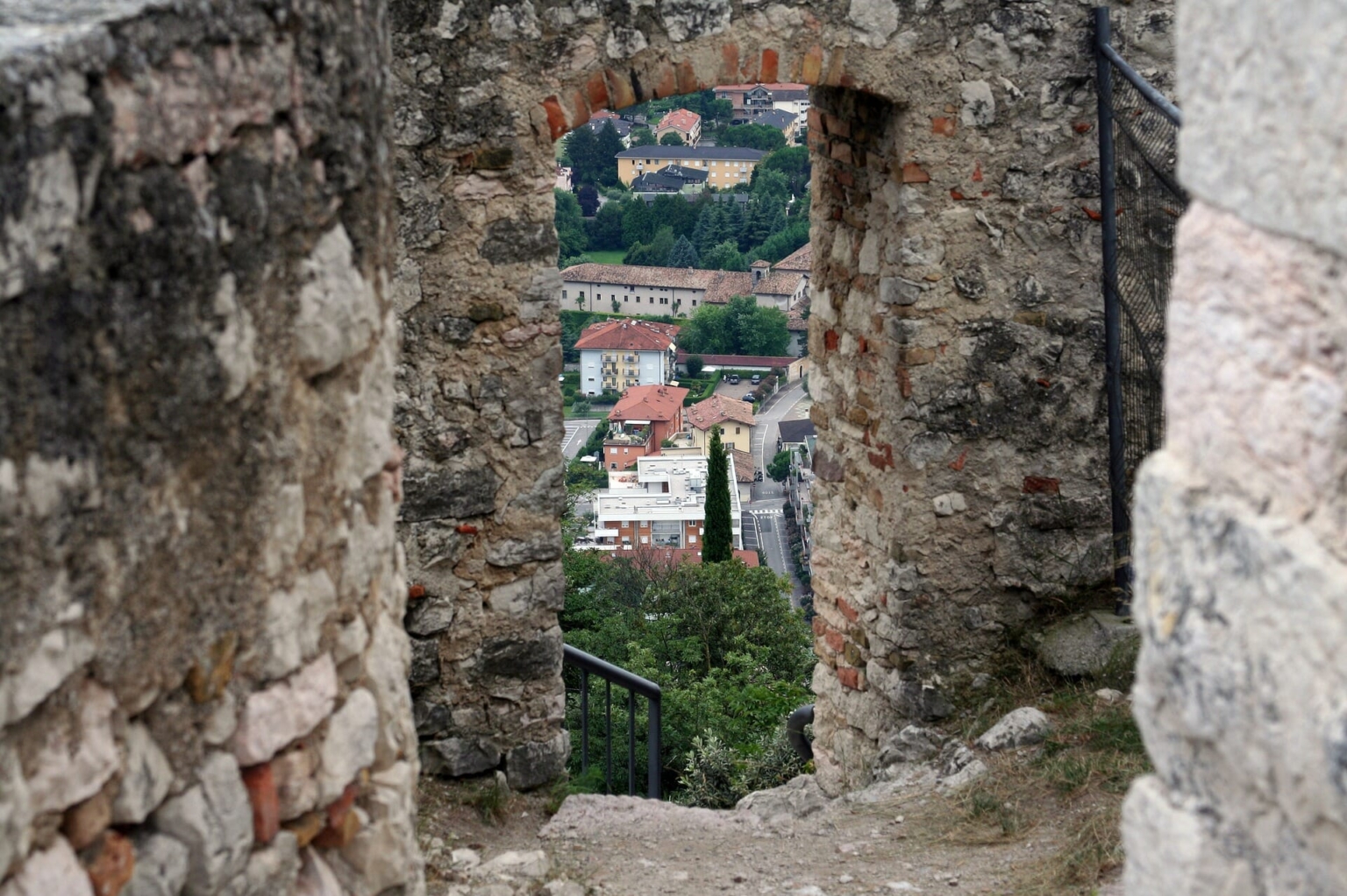 Durch ein altes Tor kann man die kleine STadt im Hintergrund erkennen