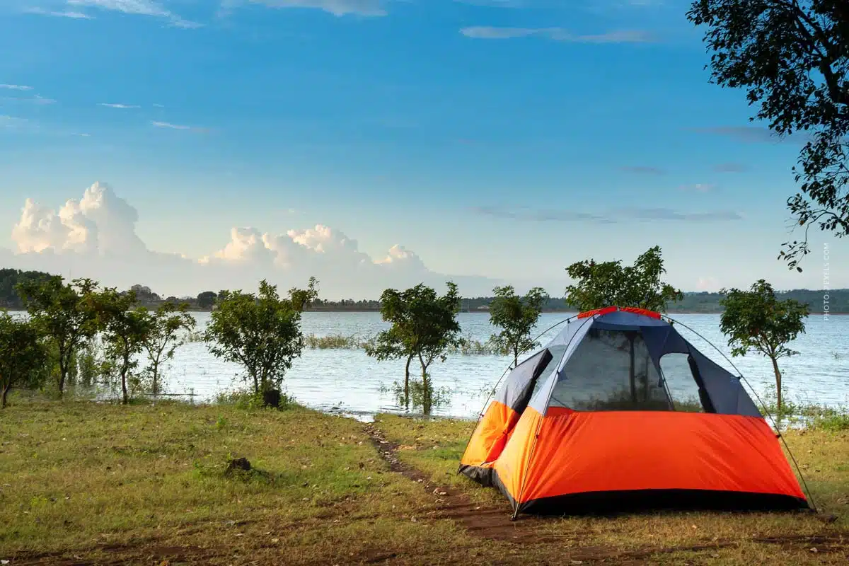 pop up family tent Cape™ 8-Person Pop-Up Camping Farbe:Graphitgrau allowing two people to [Hot Item] Outdoor Camping Ages 5 & Up