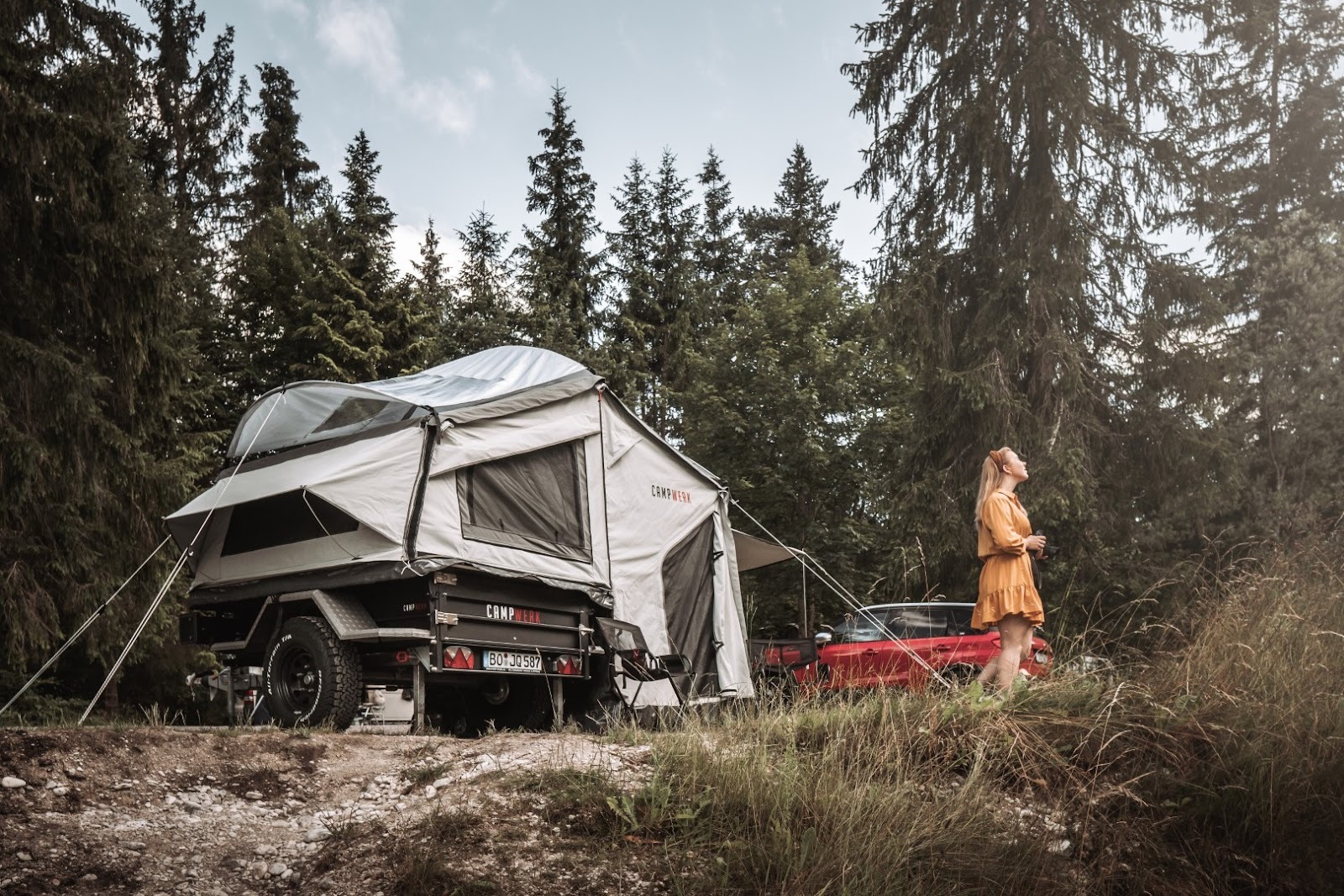 Zeltanhänger mit aufgebautem Dachzelt