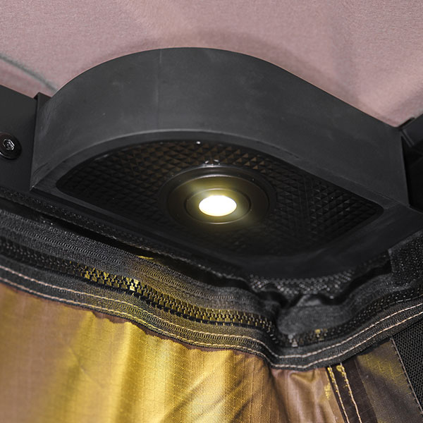 Beleuchtung, Stromversorgung & Soundsystem. Integrierte LED-Lampen, USB-Buchsen und Bluetooth-Lautsprecher auf beiden Ebenen.