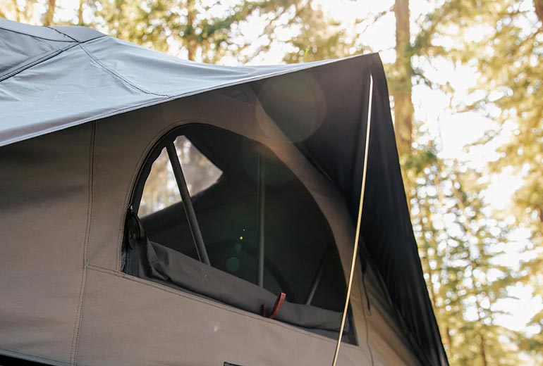 Überdachte Fenster. Das neue Design kommt mit nur einer Spannstange pro Fenster aus.