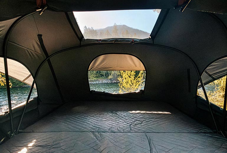 Tolles Raumgefühl. Das integrierte Dachfenster schafft eine helle Atmosphäre, während große Fenster auf allen Seiten für optimale Belüftung sorgen.