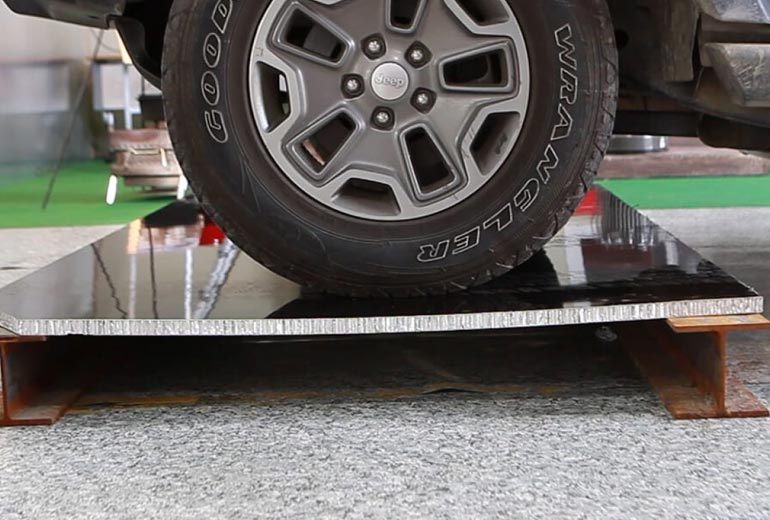 Stabil. Der Boden der iKamper Dachzelte besteht aus Aluminium-Wabenplatten, die außergewöhnliche Stabilität bieten und dabei erstaunlich leicht sind.