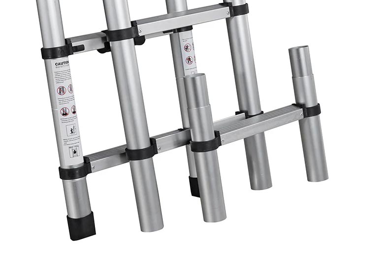 Leiterverlängerung. Die Standardleiter des Dachzelts eignet sich für Höhen bis 211 cm. Für größere Fahrzeuge ist eine Verlängerung verfügbar.