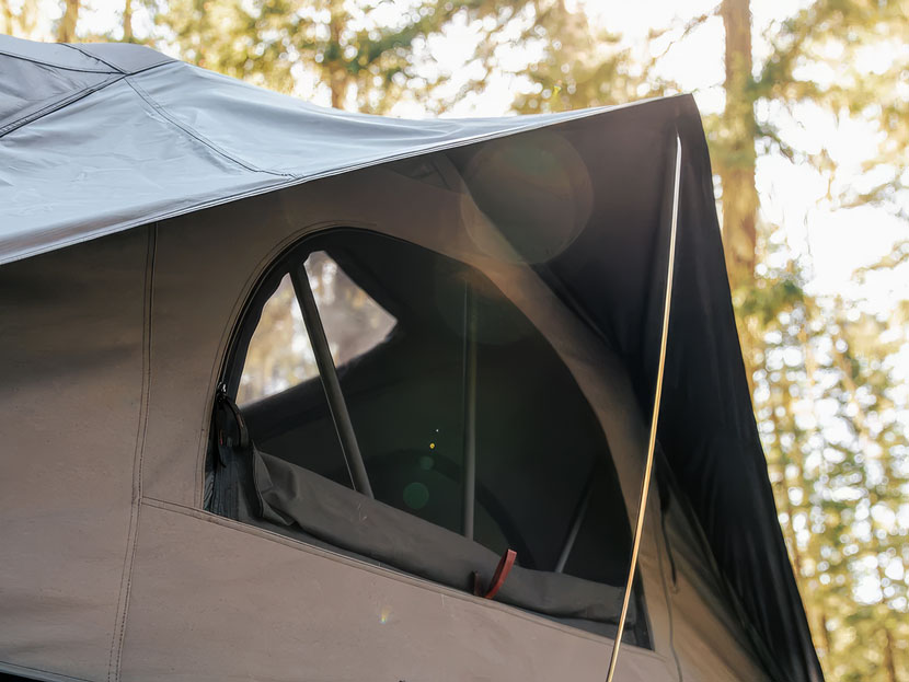 Überdachte Fenster. Das neue gebogene Design ermöglicht es, die Regenabdeckung bequem von innen zu spannen und aufzustellen.