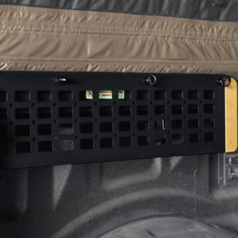 Molle-Panel. Ideal zur Befestigung und Organisation von Taschen und Ausrüstungsgegenständen im unteren Raum.