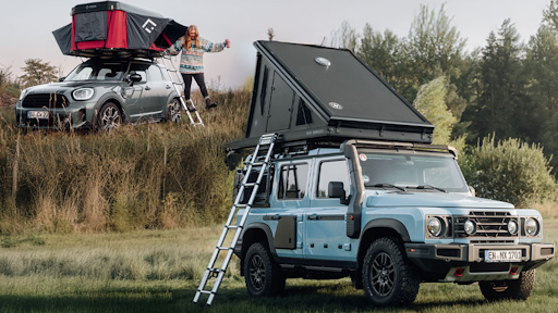 Dachzelt auf Geländewagen und Auto beim Camping in der Natur. Vergleich von Auto Dachzelten