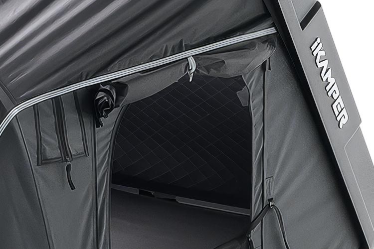 Rollup System. Die äußeren Fensterlagen lassen sich bequem von innen über ein Seilsystem öffnen und schließen, ohne dass du das Zelt verlassen musst.