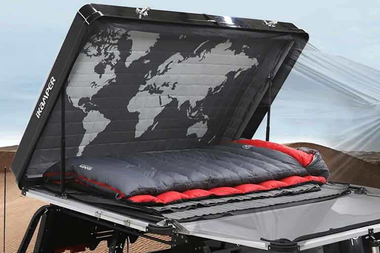 Staufläche. Im geschlossenen Zustand bietet das Skycamp ausreichend Platz, um Bettwäsche und Kissen während der Fahrt sicher zu verstauen.