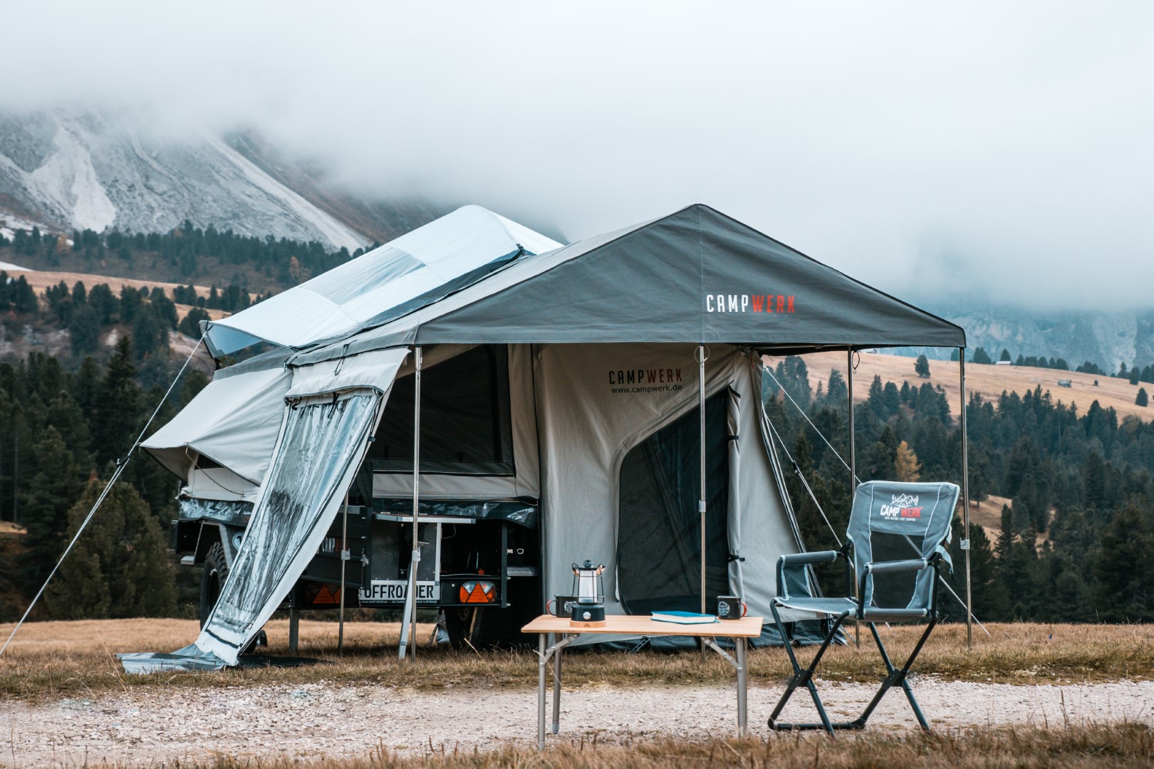 Zeltanhänger beim Camping in der Natur