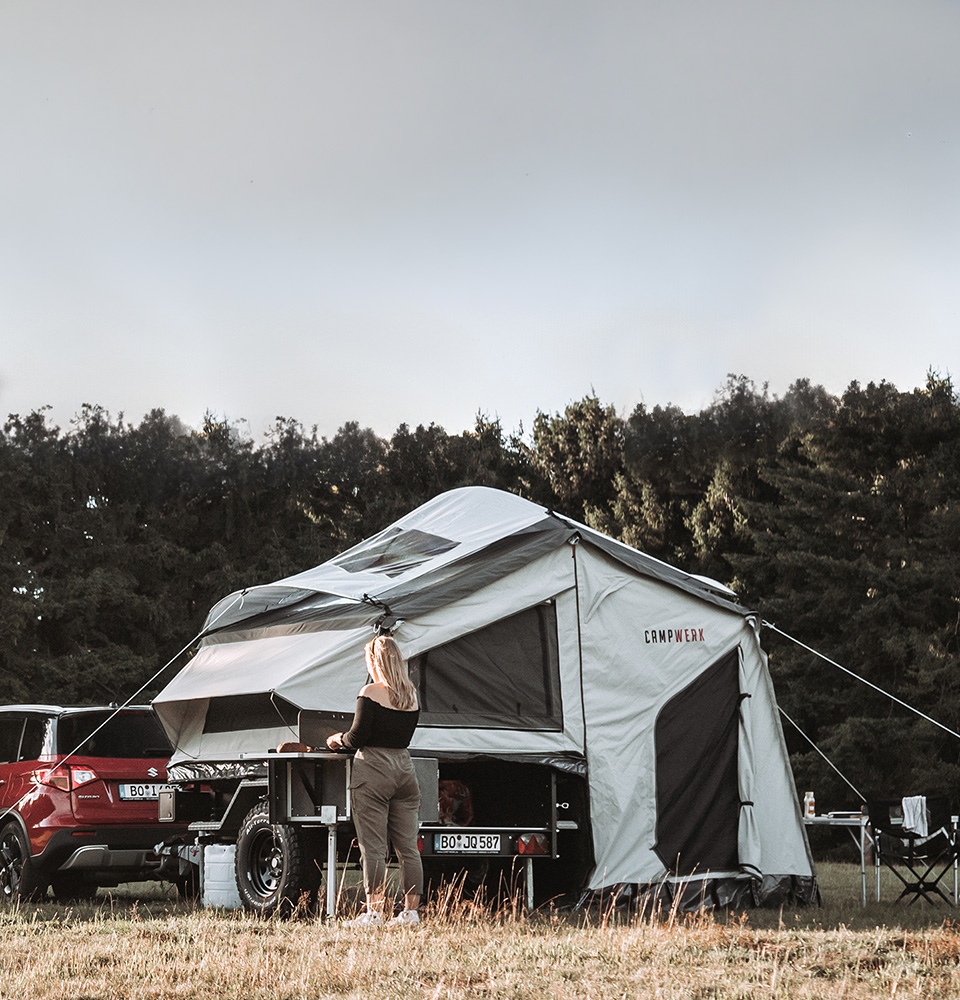 Zeltanhänger mit Vorzelt beim Camping