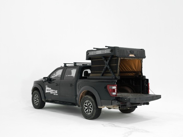 Ford F-150 mit angehobenem WinTopper Pickup Hardtop und geöffneter Heckklappe