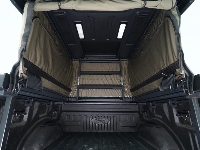 Blick unter das angehobene WinTopper Pickup Hardtop auf die freie Ladefläche