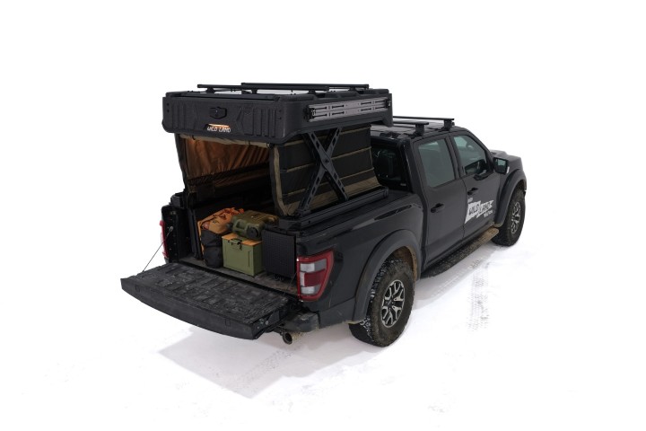 Ford F-150 mit angehobenem WinTopper Pickup Hardtop und beladener Ladefläche