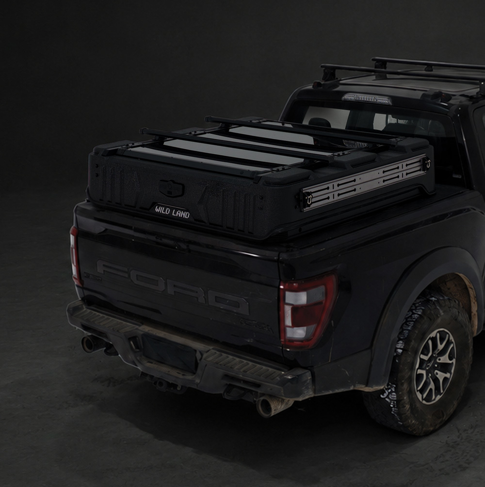 Ford F-150 mit geschlossenem WinTopper Pickup Hardtop bei Nacht