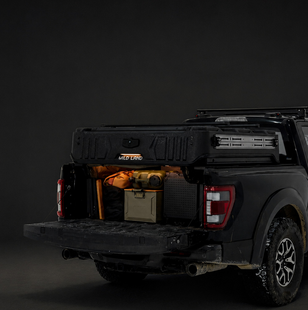 WinTopper Pickup Hardtop angehoben und von innen beleuchtet bei Nacht