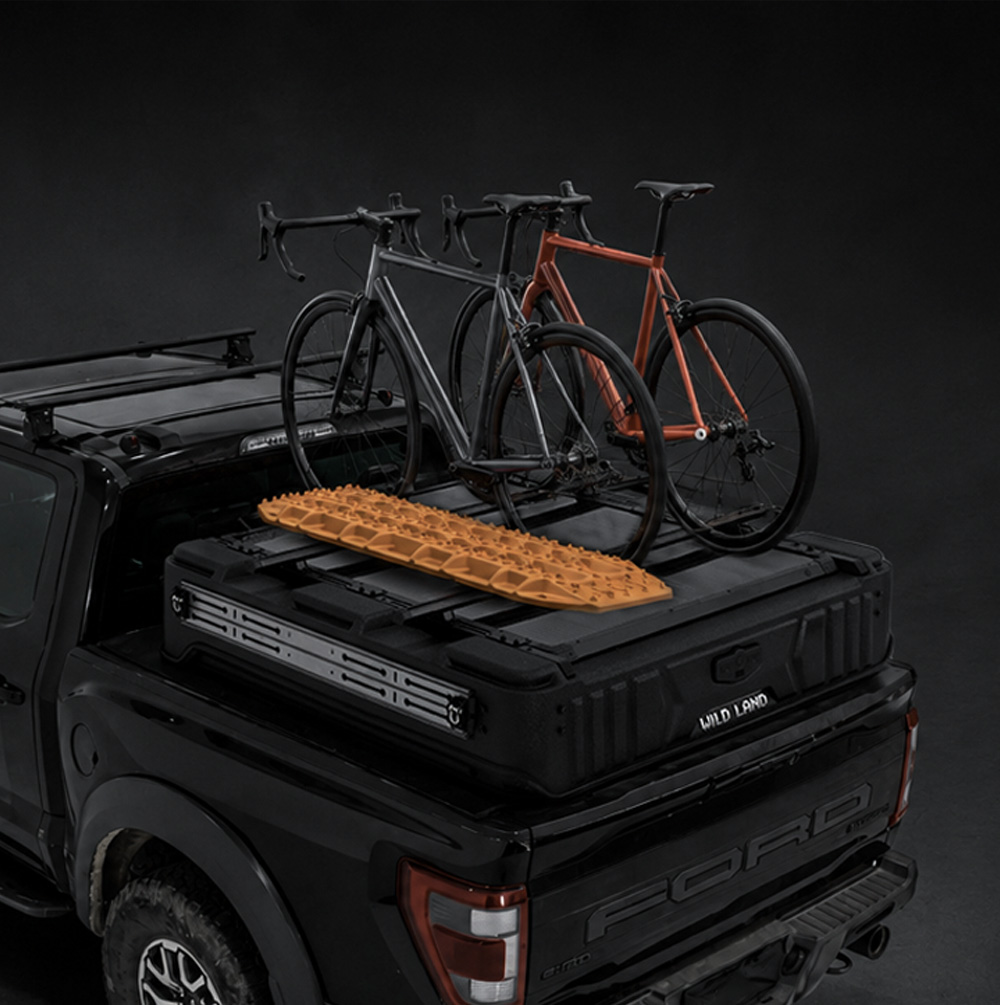 WinTopper Pickup Hardtop mit Fahrrädern auf dem Dachträger und Sandblechen